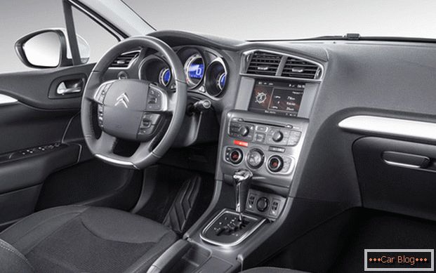 Vysoce kvalitní materiály a měkký plast - to potěší interiér vozu Citroen C4