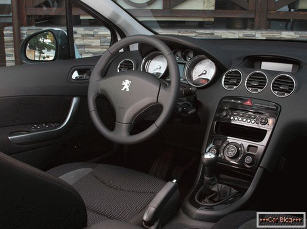 V kabině Peugeot 408 вы найдёте всё, что необходимо для комфортной поездки