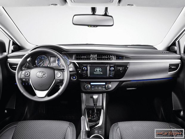 Toyota Corolla interiér vozu kompenzuje nedostatky výhledu z pružiny kvůli pohodlí za volantem
