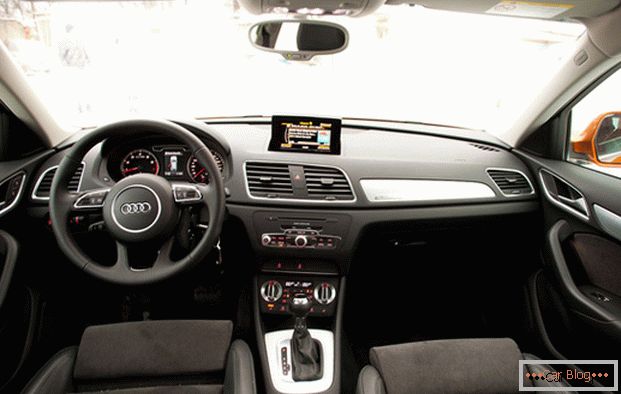 Audi Q3 auto: салон