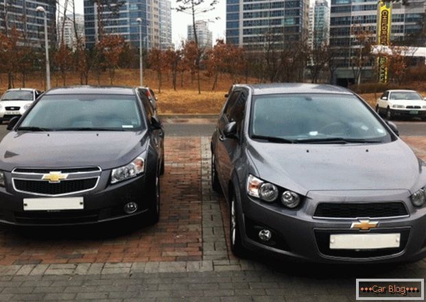 Auta v zadní části hatchbacku Chevrolet Aveo a Chevrolet Cruze - co si vybrat?
