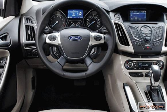 Interiér automobilu Ford Focus lze porovnat s kabinou letadla