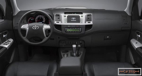 V kabině vozu Toyota Hilux