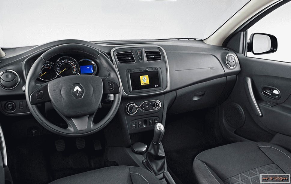 V kabině automobilu Renault Sandero Stepway