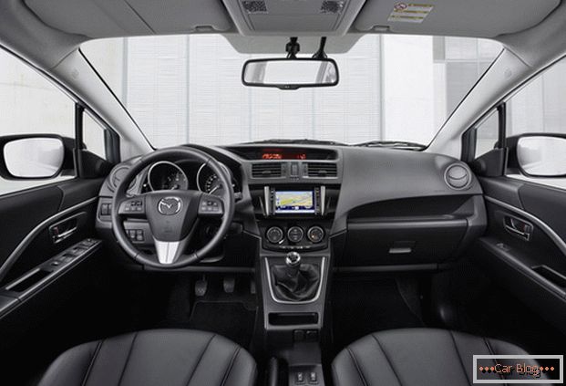 V kabině vozu Mazda CX-5