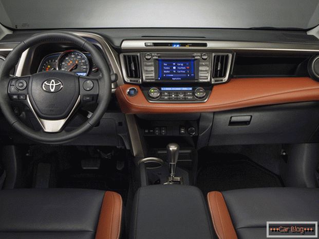 V kabině automobilu Toyota RAV4
