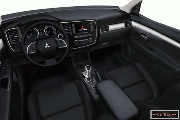 Interiér automobilu Mitsubishi Outlander je lakonický a pohodlný.